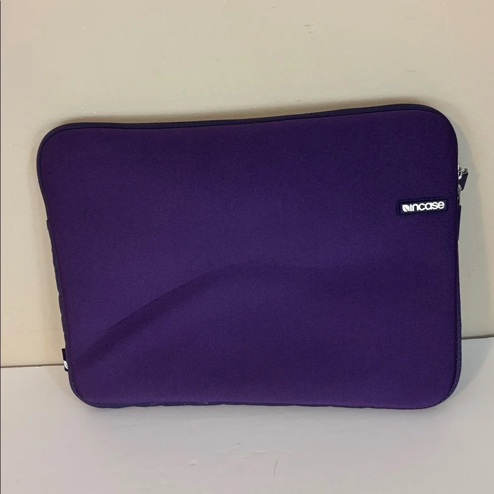 Incase Women's iPad Padded Zippered Bag in Purple